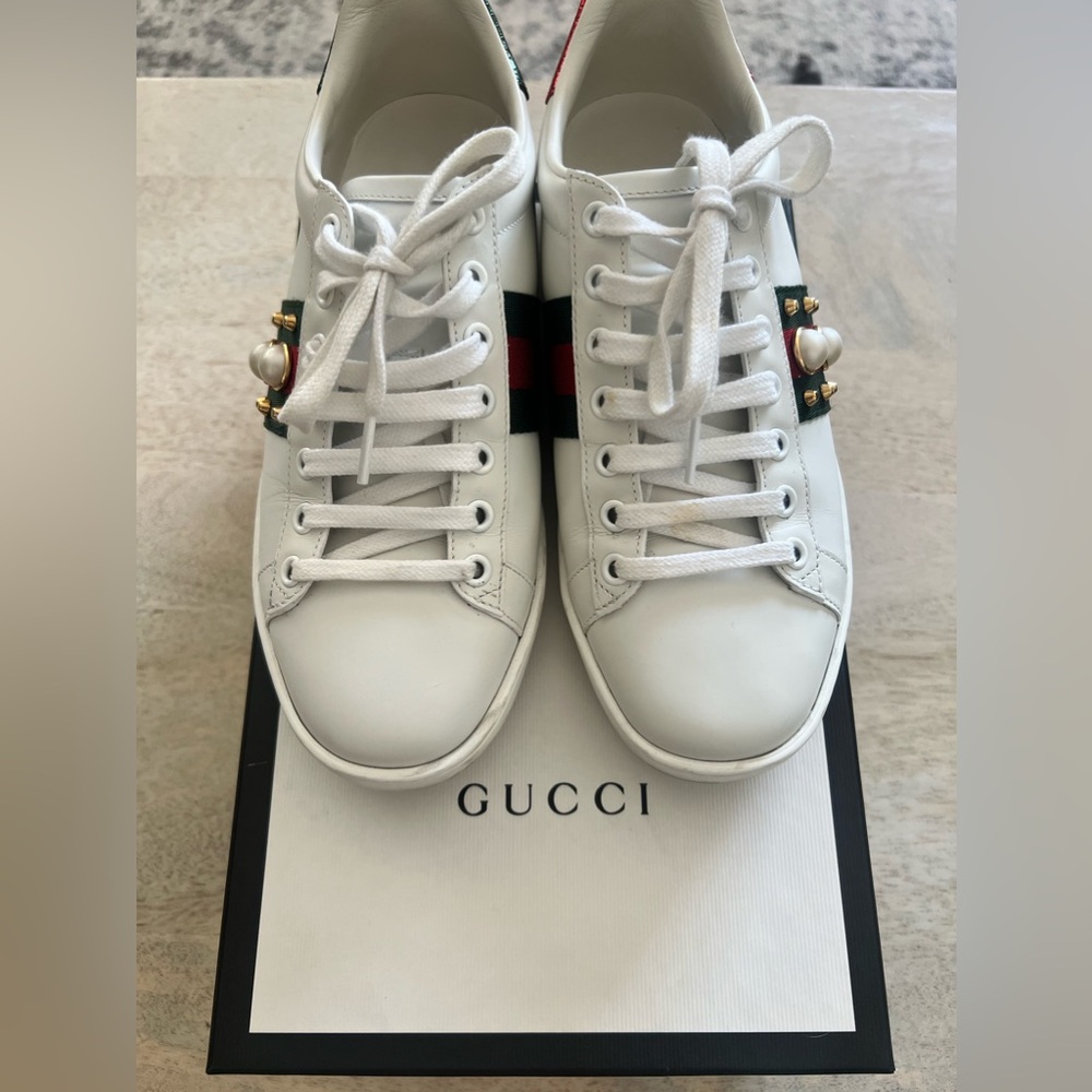 Women’s Gucci sneaker size 37 lightly worn.